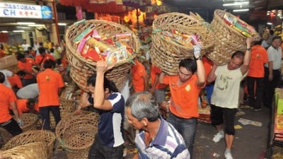 金银纸是每个节日不可或缺的祭品，唯中元节特多。