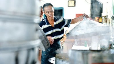 正式蒸摩诃粿前，胡师傅总会先试蒸2个摩诃粿，确定成品可以开成莲座形状后，才正式开炉。