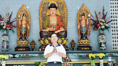 姜联招长大后接触佛法，他也努力关爱父母，照护父母，并为他们祈福，发善念回向给父母。