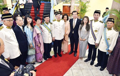 槟州首长林冠英伉俪恭贺荣膺DSPN拿督勋衔的王月明（左4），左一为槟州行政议员彭文宝。