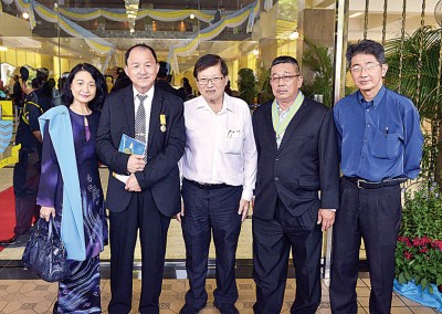 本报副总经理准拿督梁宗宝与公众事务经理邱智坚向黄奇顺PKT（左2）与吕清贵DJN准拿督（右2）祝贺。