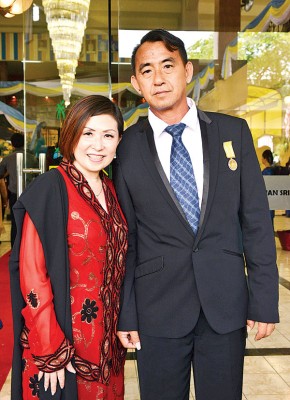 受封PKT勋衔的戴如坤与太太方雅惠分享喜悦。