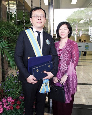 荣膺DSPN拿督勋衔的槟榔医院胡金顺教授医生与拿汀合影。