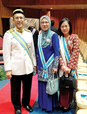 槟州副首席部长拉昔恭贺槟城医院两位女专科医生荣膺DSPN拿督，她们是精神科主任拿督诺哈也蒂医生（中）及深切治疗部门主任拿督林秋霞医生（左）。  