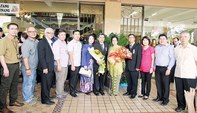 广汀会馆前任团长胡智强（PJM）、妇女组理事冯秋燕（PJK）及巡山董事潘秀德（PJK）与前来祝贺的乡亲们合影。
