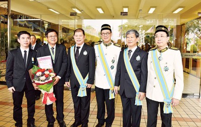高级拿督杨翼图及拿督林华光恭贺众受封人士，其中包括王礼祥PJK（左1）、准拿督张凯名DJN（左2）、拿督黄国元DSPN（左3）、拿督陈智华DSPN（右2）。