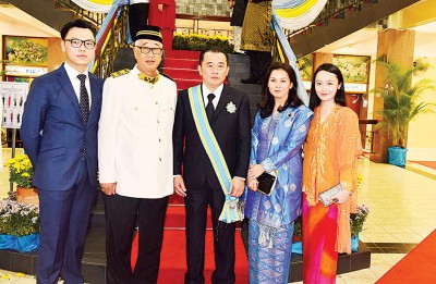 行政议员彭文宝恭贺拿督王子年（中）受封DSPN勋衔。