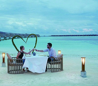 沙滩上的烛光晚餐，是情侣入住芬尼芙别墅必尝试的活动，浪漫指数破表。