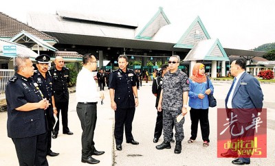 吉州总警长赞比里与边境各执法单位官员巡视吉北榴梿武隆(太子城)关卡。