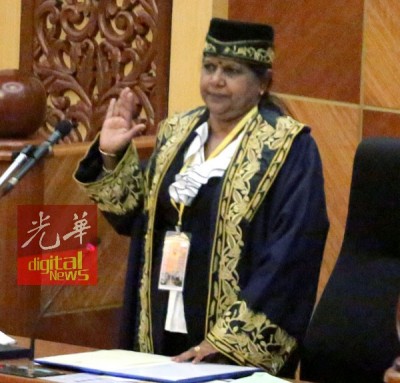 登加斯华丽在霹州议会上宣誓为议长。