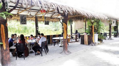 在油棕园内吃河鲜,确实别有风味。