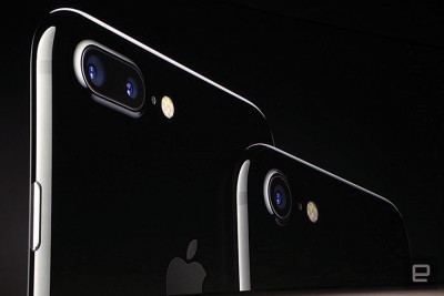 IPhone 7 Plus 后置双镜头，一个是广角镜头，一个是长镜头。