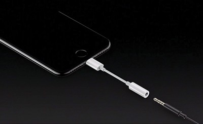 苹果公司说，3.5mm 耳机孔必须取消，为电池和其他零组件提供更大的空间。