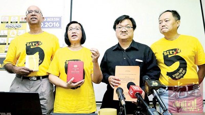 拉马纳登（左起）、玛丽亚陈、黄进发和范平东呼吁选民积极登记签名，向新选区划分提出反对。