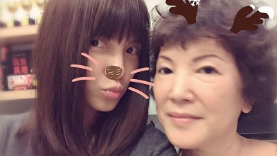 李心洁(左)找妈妈帮忙照顾双胞胎儿子。