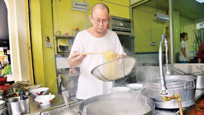 一份坚持加精益求精的创业精神,让谭信丰经营的鸿记(广式)竹昇云吞面擦亮了招牌,取得良好口碑。