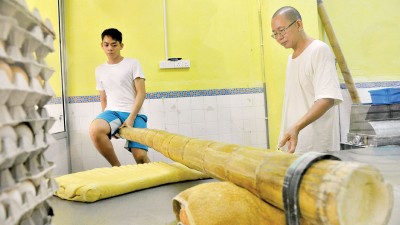 在谭信丰细心教导下,其儿子志耀也掌握了传统竹昇制面法。
