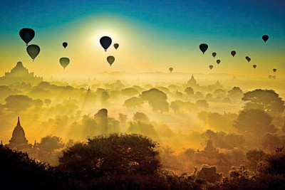 缅甸蒲甘，黎明时分，20多个热气球冉冉升空，数百个寺庙和佛塔提供了完美的背景，晨曦更给画面增添了飘渺神秘的氛围。