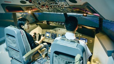 飞行指导员坐在右座，向坐机师座的顾客讲解飞行知识，传授飞机技巧。