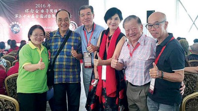 槟城老歌友欢欣参加年度歌聚，左起：雷翠梅、康灯海、王平松、林月英、林福星、叶汉荣合影。