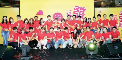 一众参与演唱的DJ、艺人、主持人及歌手除了现场演唱新年歌,也在推介礼结束后为购买专辑的公众签名。