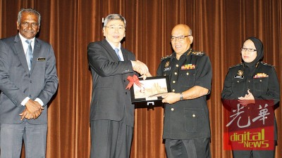 马袖强(左2)颁发纪念品予反贪会副主席(防范)纳卡拉占,感谢后者出席种植与原产部廉正活动。