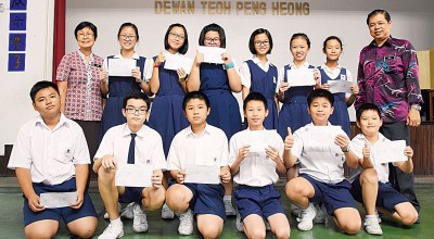 周永富(右)和行政副校长林丽萍与资优生们合照留念。