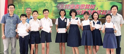 校长林楚德、家协主席李启雄及副主席陈福昇与考获8、7、6及5A的学生合影。