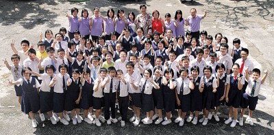 北海光华学校8A、7A、6A及5A的优秀生与正副校长及师生们合照。
