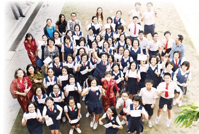 槟华小学首度摘下全槟最好的学校,考生在领取成绩单后,开心的与师长合影。
