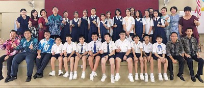汉民小学成绩优异生与校长姚彬尹(后排左4)及老师开心合影。