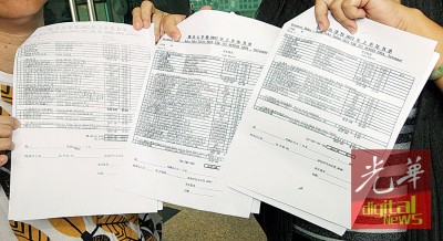 家长展示购书单,揭露校方列出的练习簿数量。