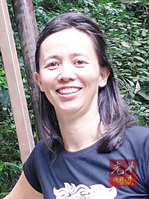 蔡彩梅:爬上斜坡后即进入毒苑走道。