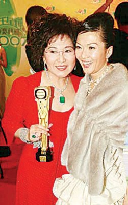 李司棋(左)有2段婚姻,她的女儿叶子青也经历了第2次离婚。