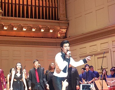 王力宏与学弟妹表演。