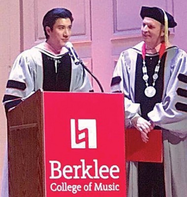 王力宏(左)获颁母校伯克利音乐学院荣誉博士。