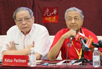 马哈迪（右）拿行动党与马华比较，形容行动党更有马来西亚精神。左为林吉祥。