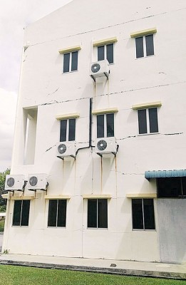 时中分校建筑物出现严重的龟裂,雨天甚至出现渗水情况。