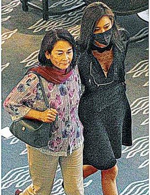 林志玲(右)与妈妈吴慈美离开餐厅,胸前大深V抢眼。