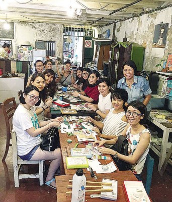 杨老师早前开办的手帐与纸胶带教学工作坊,让新手手帐迷学习如何把纸胶带创作成一幅美丽的画面。