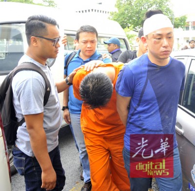 林和嫌犯一同扣押上庭，但因无涉案而对媒体自信的抬头挺胸，无惧镜头。