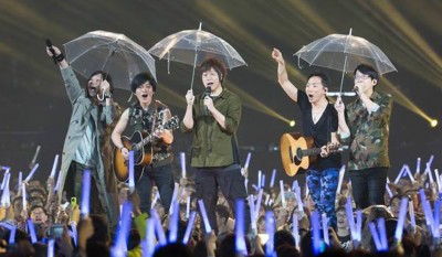 对于在9场演唱会前遭逢母逝巨痛,怪兽(左2)用尽所有力气,几乎不让人察觉有异样。