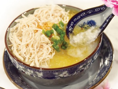 燕窝鸡粥 - RM30 粥糜香但不软烂,搭配满满的鸡丝和燕窝,热热品尝满口甘美滋味,燕窝口感滑溜,满足口腹之欲之余又可养颜美容。