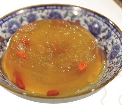 燕窝桂花糕 - RM15 外型弹嫩剔透,嚼起来香甜不腻的燕窝桂花糕,餐厅主人说,除了燕窝可美容养颜,桂花有排毒防癌和抑制黑色素形成的功效,能让让皮肤更美白呢。