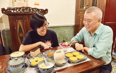 李董泉与李琪父女熟悉燕窝食补疗效,气色非常好。
