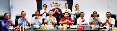 庄佛和（前左5）带领第41届理事会向华社拜年，坐者左起王友福、吴云祥、伍汉勋、马良生、黄维忠、王国山、陈清火，后排左起是梁祖德、温俊良、鲍家隆、王嵣荃。