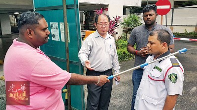 慕迪瓦兰及(左)示范,案中男子如何以木棍指向保安员山督(右),右2为达威拉及黄伟益(左2)。