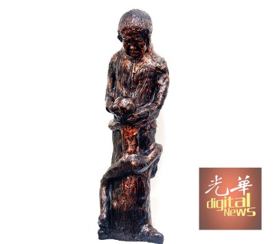 为纪念已逝的婆婆,陈维铭特别制作以“婆孙情”为主题的雕塑作品。