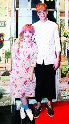 小球(左)跟小玉展示“最萌身高差”。