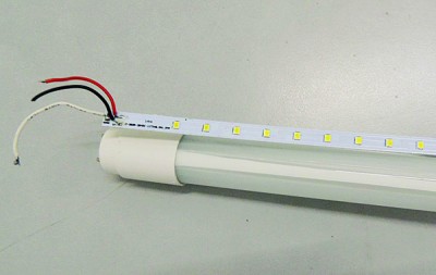 灯管的LED原貌。灯管白色线条就是LED。